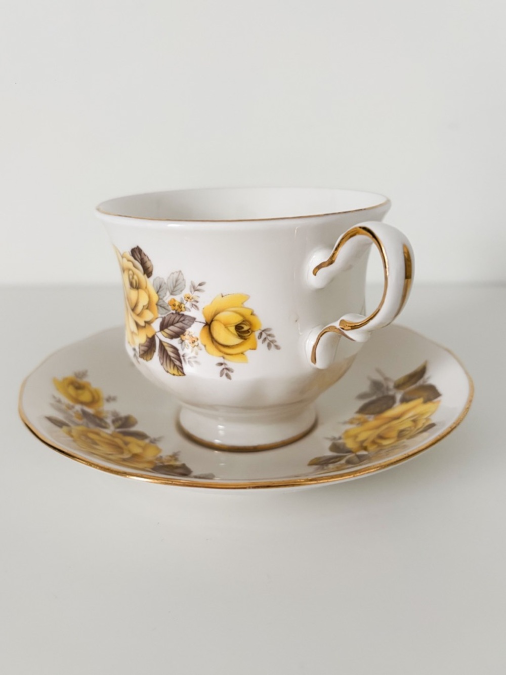 Vintage Queen Anne Fine Bone China Tea Cup & Saucer - Gold Filigree - Picture 4 of 6